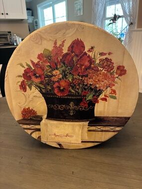 Charming round box Perfect for storage or decoration.